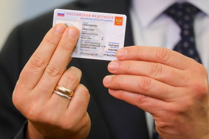 Вице-премьер показал образец электронного паспорта россиянина