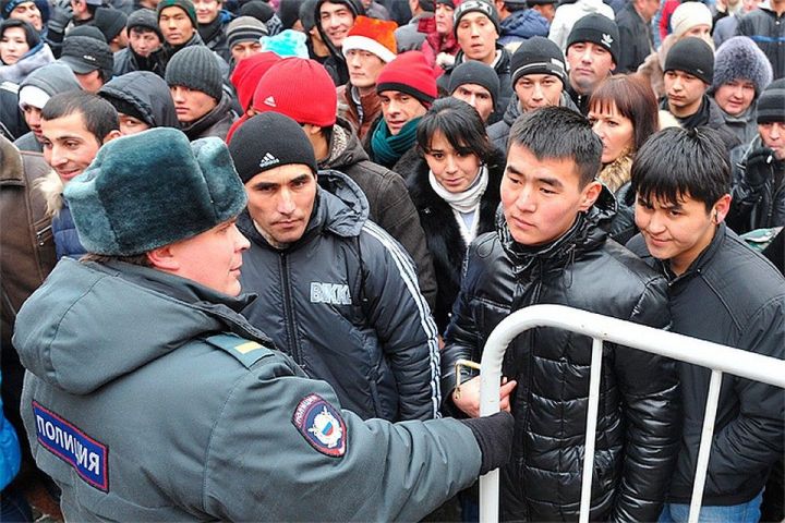 Приток мигрантов в Россию достиг максимума за десять лет