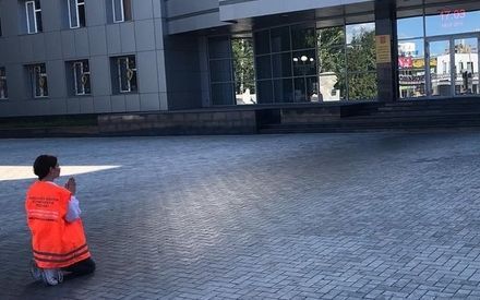 В Челнах женщина встала на колени у здания УВД, пытаясь вернуть дочь