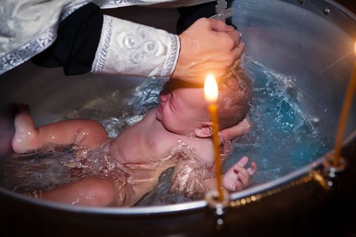 Священника отстранили после шокирующего видео жестокого крещения ребенка