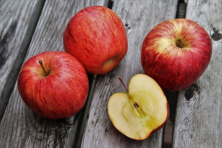 «Яблочные оладьи: простой рецепт