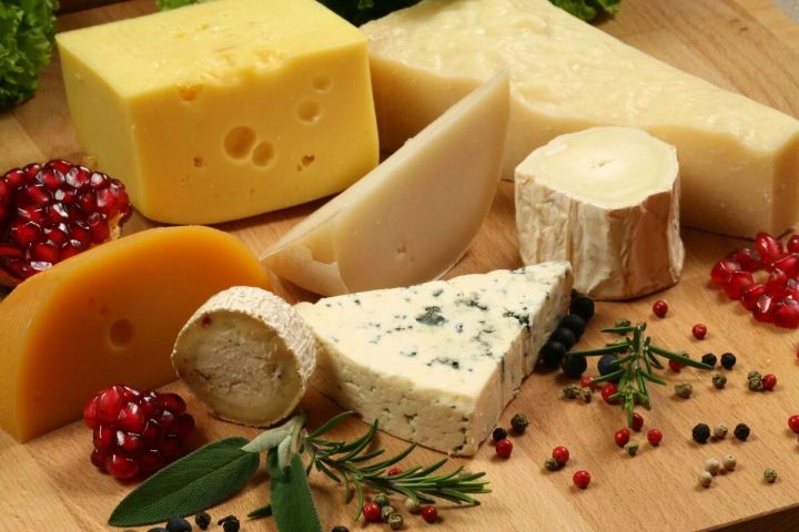Диетолог назвала сорт сыра, полезный для гипертоников