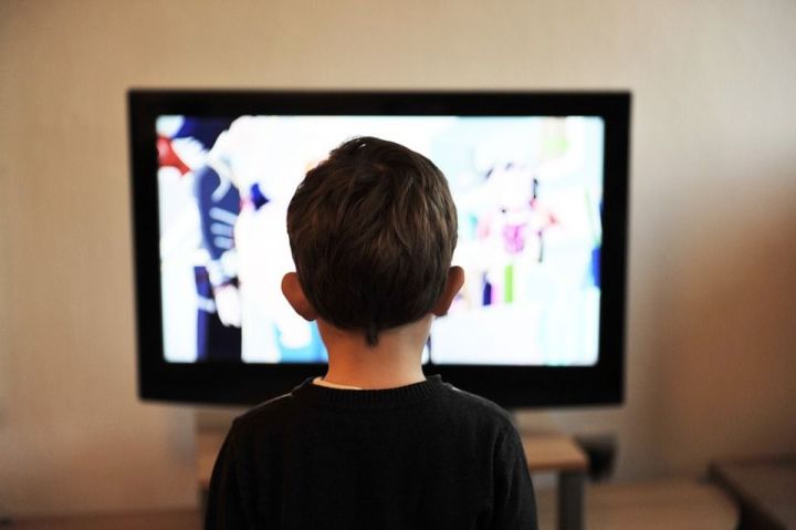 Офтальмолог: Беренче сыйныф укучысына телевизорны көнгә 15 минут кына карау ярый