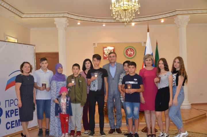 В День Государственного флага юные бавлинцы получили паспорта