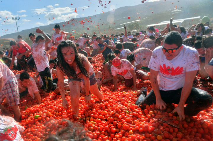 Тонны помидоров и тысячи участников: в Испании прошел фестиваль «Томатина»