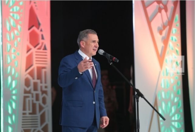 Рустам Минниханов поздравил татарстанцев с Днём знаний