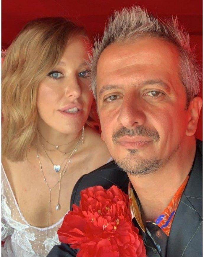 Ксения Собчак и Константин Богомолов поженились. В ЗАГС они приехали на... похоронном катафалке