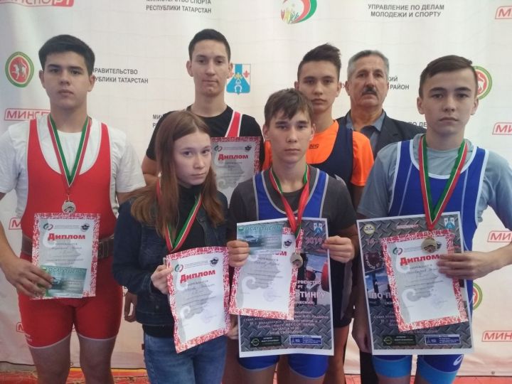 Команда юных бавлинцев по пауэрлифтингу завоевала серебро на чемпионате Татарстана