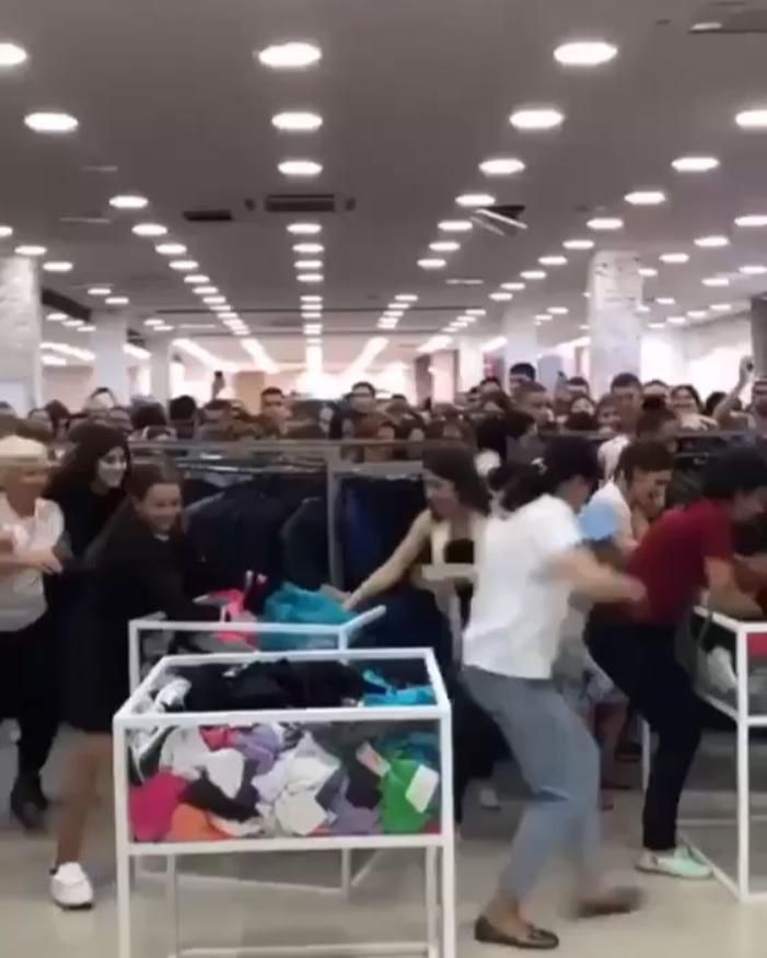 Давайте не драться и не кусаться: покупатели устроили битву из-за одежды по рублю (+видео)