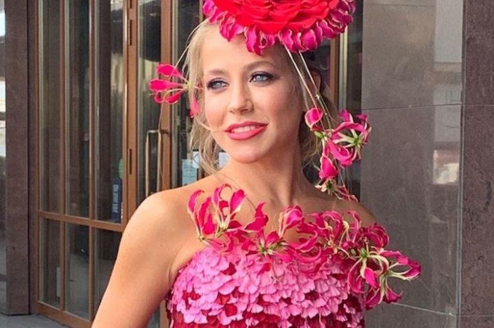 Юлия Барановская в платье из живых цветов стала королевой московского фестиваля