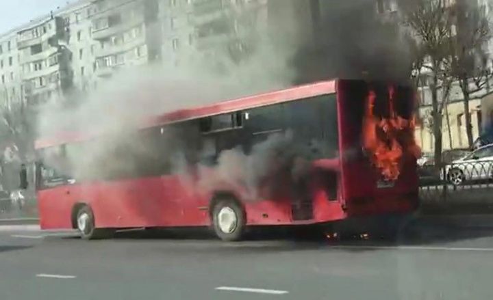 Водитель спас пассажиров из загоревшегося автобуса в Казани