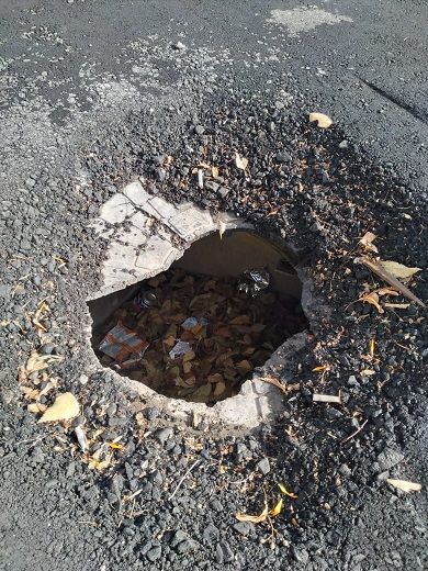 Бавлинцам рекомендуется быть осторожнее: яма в пешеходной зоне