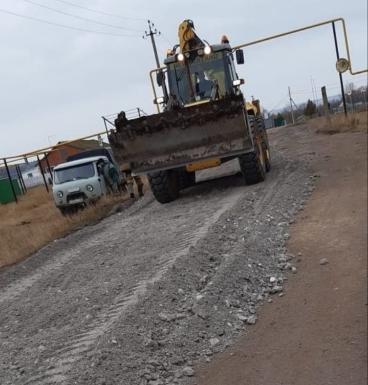 В Новозареченске идет отсыпка щебеночно-песчанной смесью участка дороги по улице Школьная