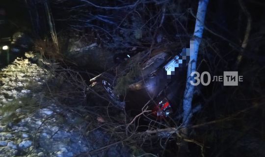 В Татарстане тело женщины нашли под вылетевшей в кювет легковушкой