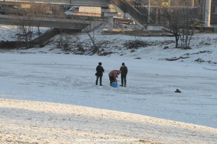12-летний мальчик прыгал на льду и провалился в воду