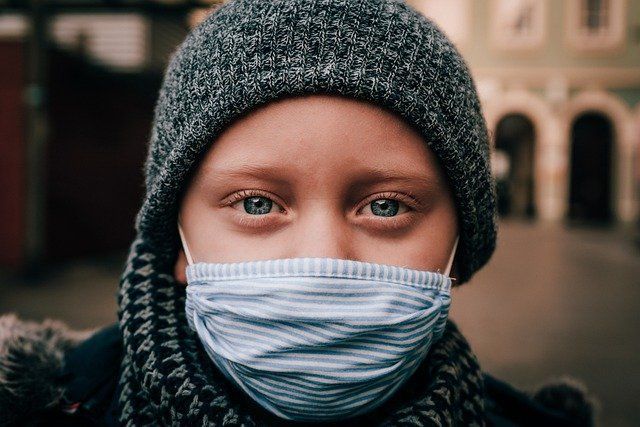 Эпидемиолог объяснил, когда надо носить маски на улице