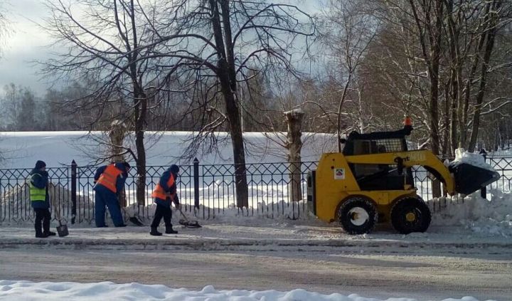 В Бавлах идет борьба со снежными заносами