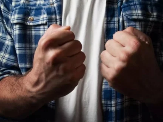 Сжатие рук в кулаки помогает нормализовать давление