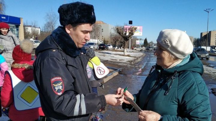 Автоинспекторы и ЮИДовцы раздают татарстанцам фонарики