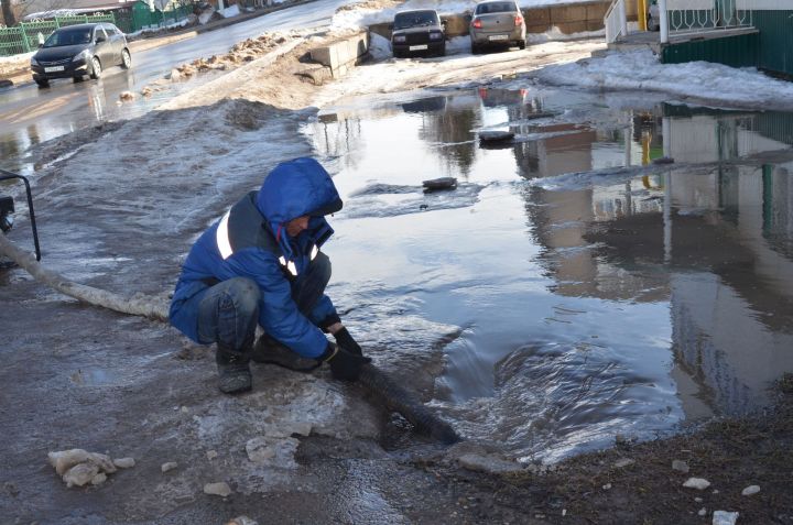 В Бавлах очищают водоотводные трубы