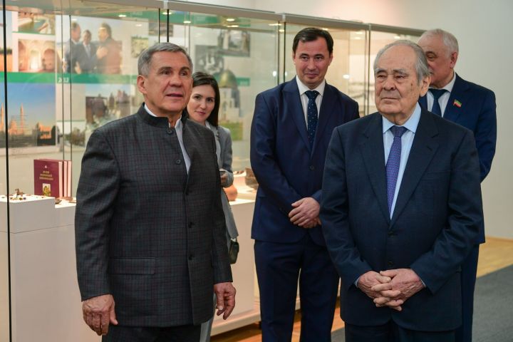 Минниханов и Шаймиев участвовали в открытии юбилейной выставки в честь фонда "Возрождение"