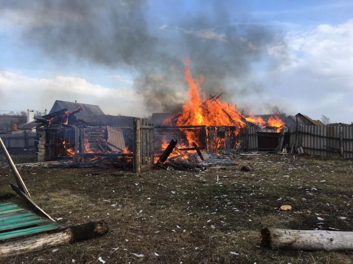 В Бавлинском районе сгорели два сарая