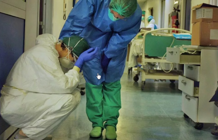Контактировавших с заболевшим Covid-19 медсестер закрыли в морге