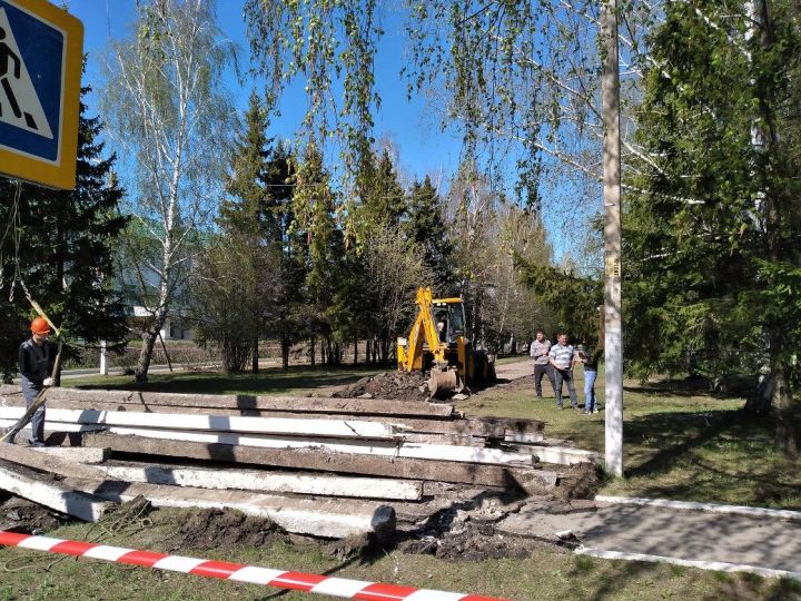 В Бавлах началась реконструкция парка Победы и Трудовой славы