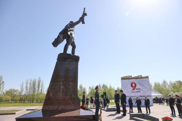 В Казани открыли монумент Воину-освободителю