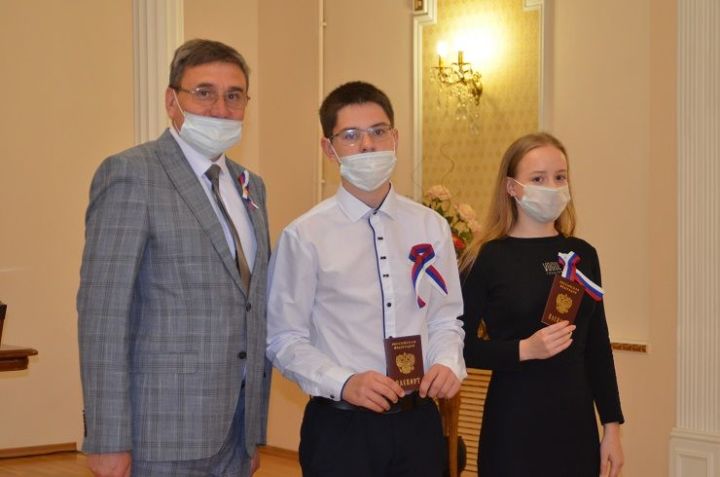 В День России юным бавлинцам вручили паспорта