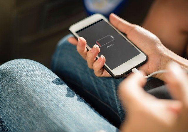Действительно ли опасно заряжать смартфон чужой зарядкой?