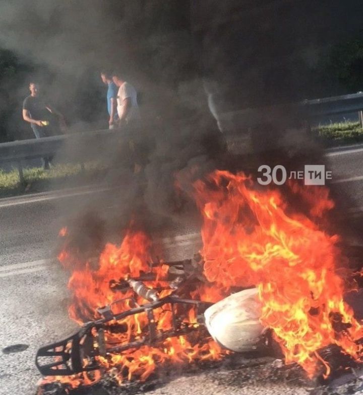Мотоцикл сгорел дотла в ДТП в Татарстане