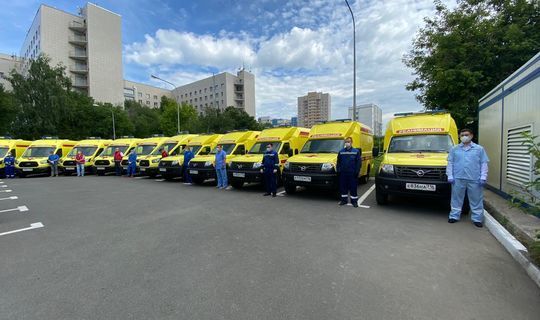 Медикам Татарстана вручили ключи от автомобилей скорой помощи