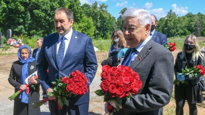 Песошин возложил цветы к местам захоронения Председателей Совета Министров ТАССР