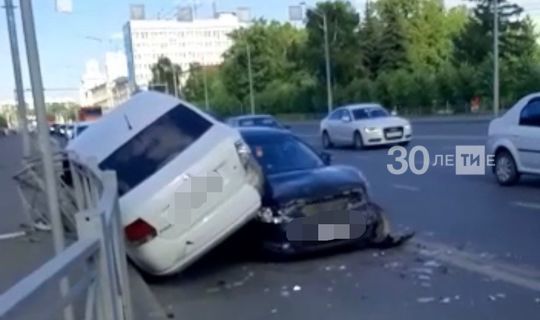 В Татарстане иномарка залетела на крышу другого автомобиля - ВИДЕО