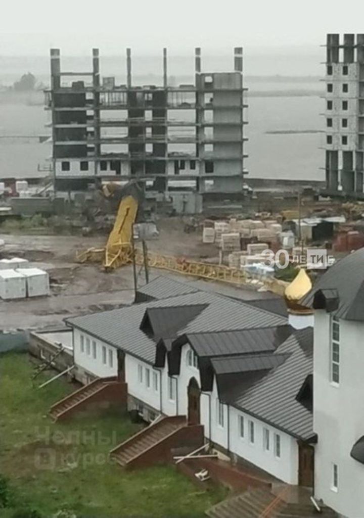 Еще один башенный кран упал в Татарстане во время урагана