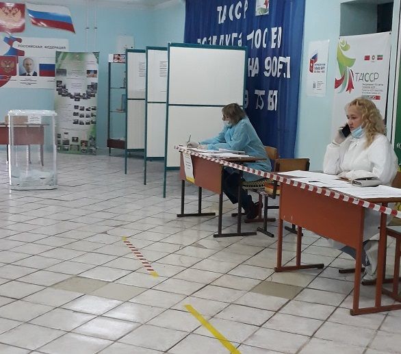 На избирательном участке в гимназии №4 города Бавлы к соблюдению дистанции все относятся с пониманием