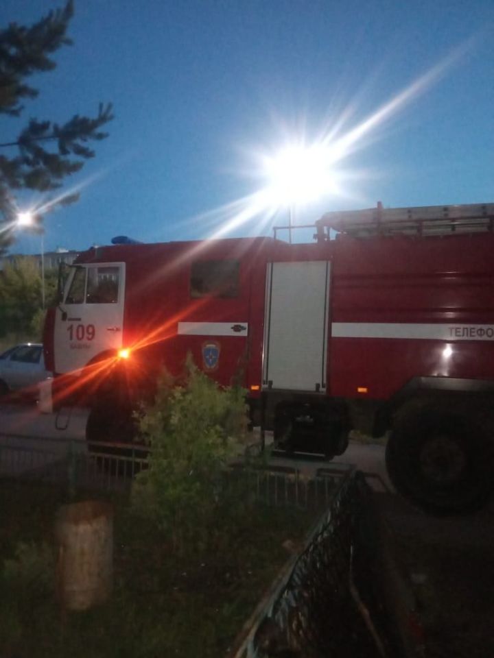 Еще один пожар случился в Бавлах сегодня ночью (ФОТО)