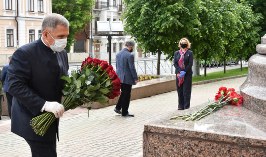 Рустам Минниханов возложил цветы к памятнику Пушкину