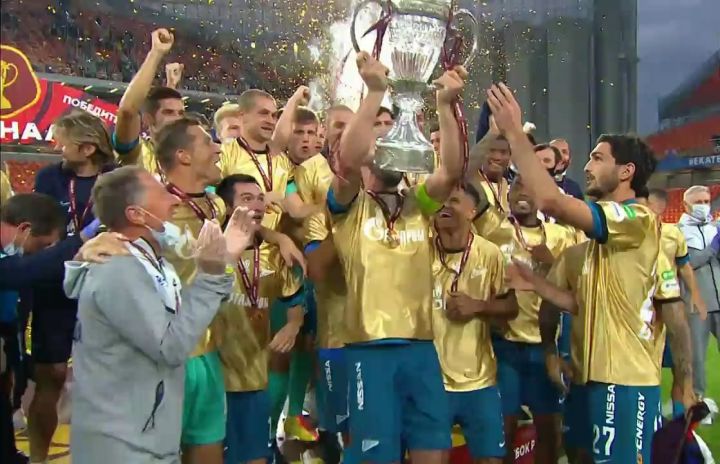 Футболисты "Зенита" разбили Кубок России во время празднования
