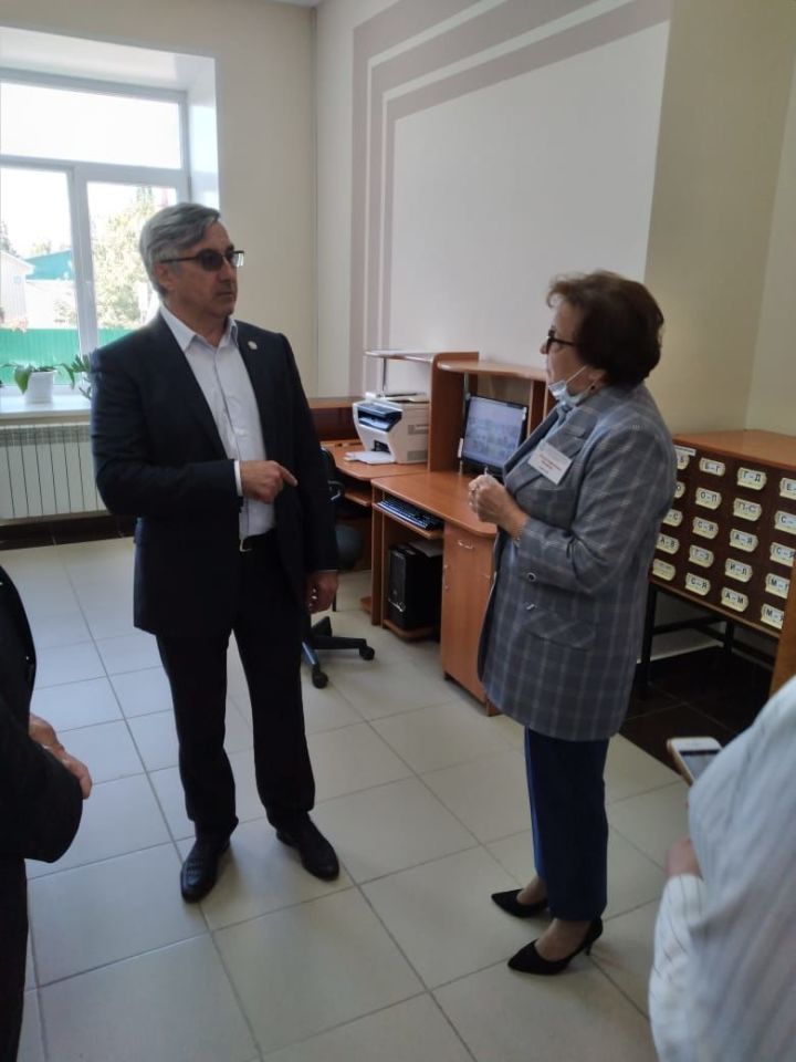 Заместитель премьер-министра РТ посетил старейшую библиотеку города Бавлы