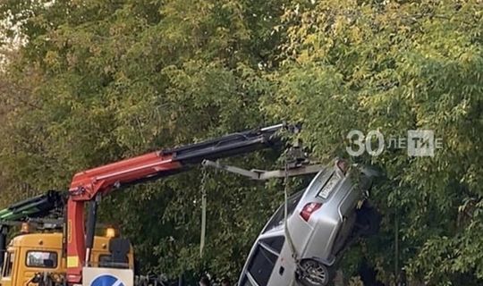 Эвакуатор уронил автомобиль при погрузке в Татарстане