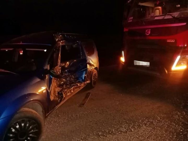 Жительница Бавлов за рулём легковушки врезалась в грузовик