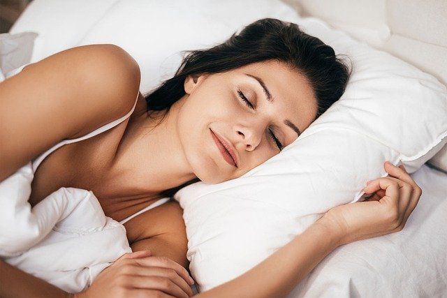 Почему нельзя женщинам спать сразу на двух подушках