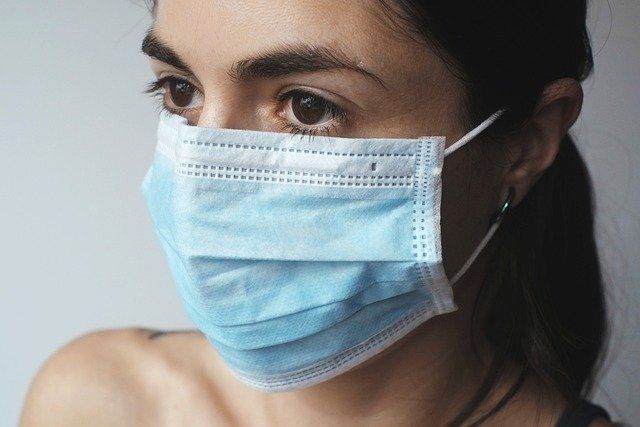 Женщинам с коронавирусом порекомендовали рожать в маске