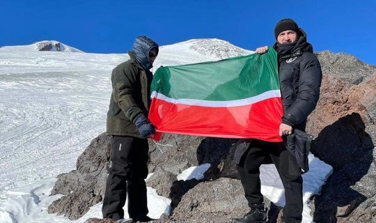 Муфтий Татарстана на Эльбрусе поднял флаг республики