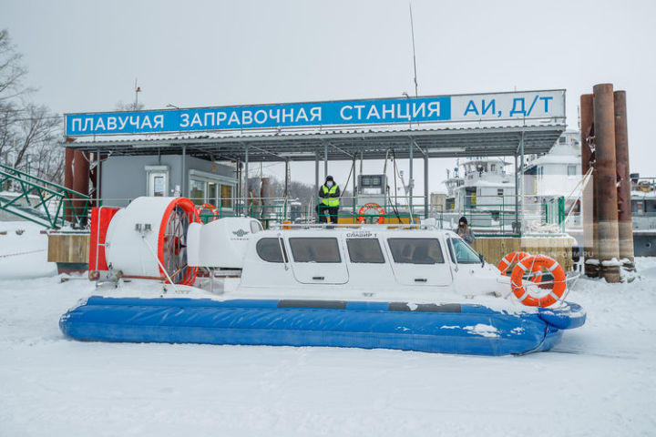 В Татарстане заработала первая плавучая передвижная заправка на Волге