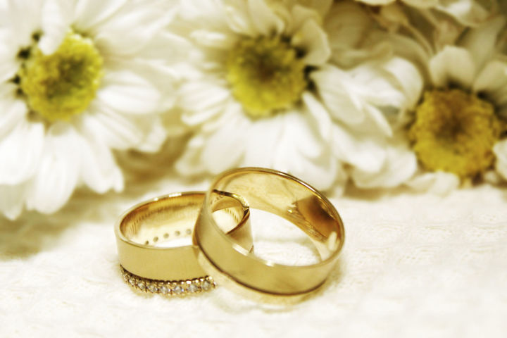 Почему на свадьбе новобрачные надевают друг другу обручальные кольца