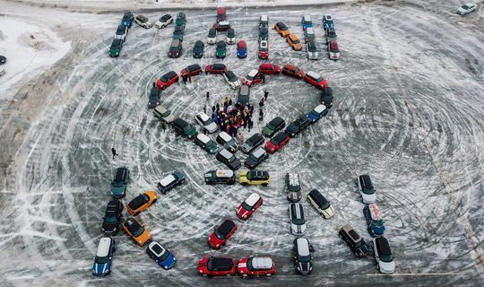 В Казани 70 владельцев MINI Cooper составили фигуру в виде сердца из машин