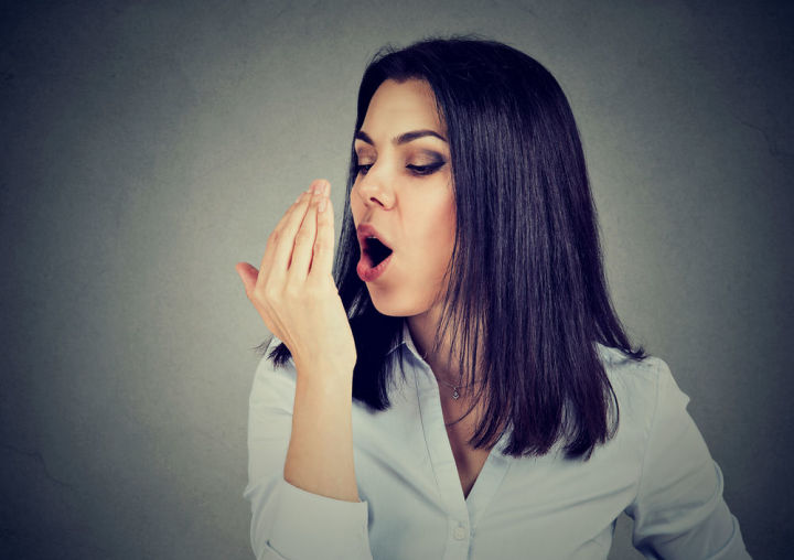 Почему изо рта может появляться неприятный запах?